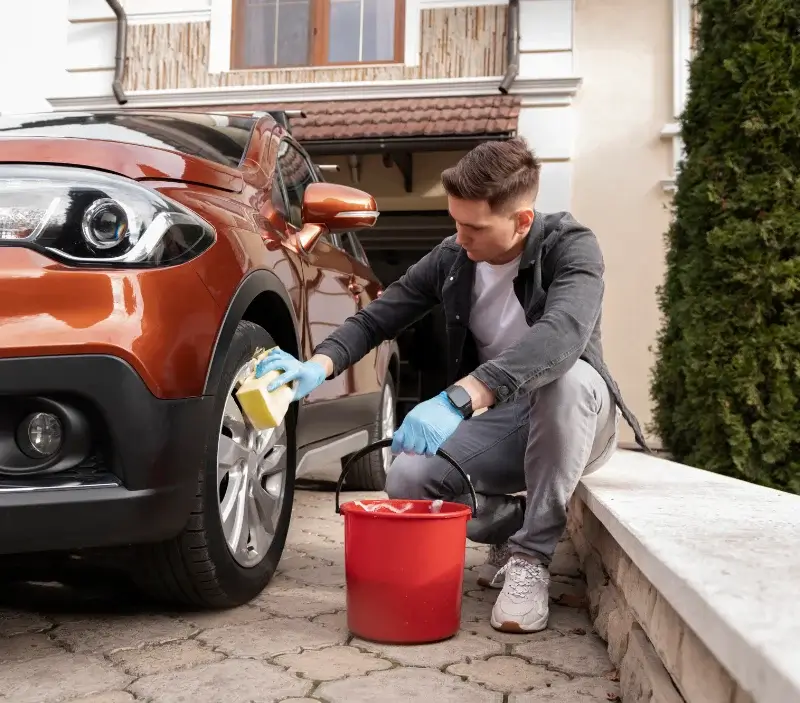 Lavage auto à domicile Le Bourg : professionnel intervenant sur un véhicule